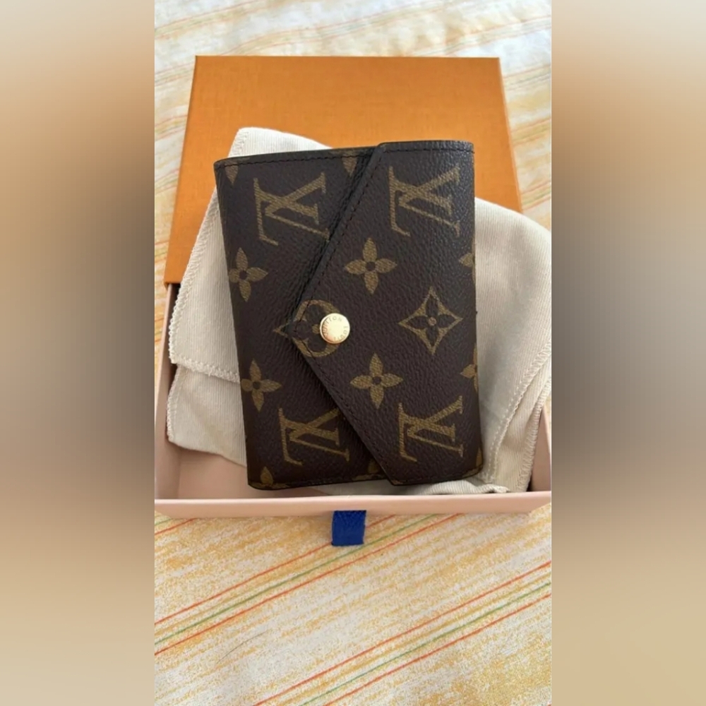 Louis Vuitton Monogram Victorine Wallet - Picture 2 of 9